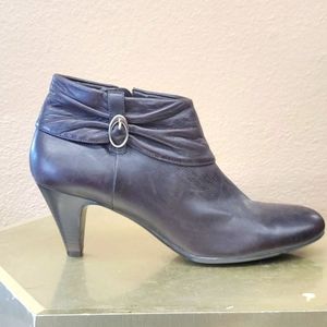 Heeled leather ankle boot